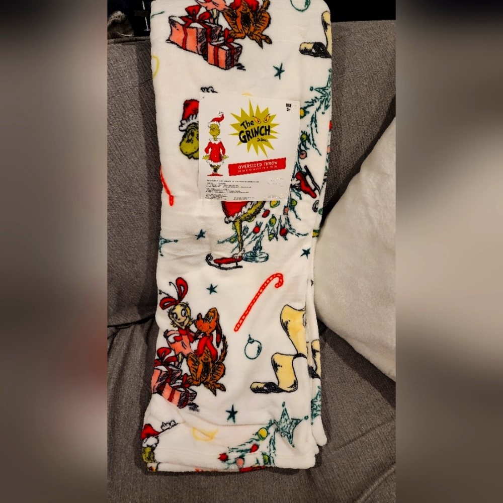 NeW NWT GRiNCH DR. SueSS WHiTe oVeRSiZeD CHRiSTMaS PLuSH THRoW 50" x 70"